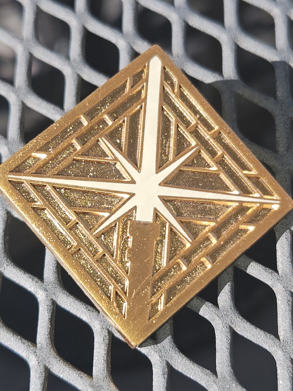 Disney Star Wars Galaxy’s Edge Savi’s Workshop Protection & Defense White Pin
